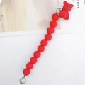 Détail d'un pendentif ours en acrylique rouge avec perles mates et grelots argentés - Style Ours Assis (K658)
