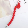 Détail du bracelet en perles rouges mates avec pendentif lapin et fermoirs argentés - Style Lapin (K656)