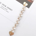 Dettaglio catena di perle e strass con chiusure a cuore dorate per custodie di cellulari - K2400 / Catena Perle Artificiali Strass (Chiusura Cuore)