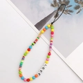 Bunte Regenbogen-Heishi-Perlen Handykette mit weißen LOVE-Buchstaben und Goldakzenten - Bunter LOVE Stil (K795)