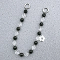 Perlenkette aus Acrylperlen mit silbernem Blumenanhänger und runden Federringen - Transparent Stil (K869)