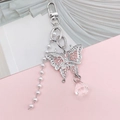 Dettaglio del ciondolo a farfalla argento con cristalli, perle bianche e cristallo chiaro - Fibbia Farfalla K852 (Catena di Perle)