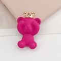 Gros plan d'un ours rose avec couronne dorée et détails en strass violets brillants - Rouge Rose