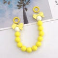 Lanière de téléphone jaune vif avec perles en acrylique et charms de nœuds - Jaune