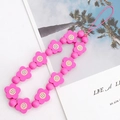 Dettaglio di perle di fiori in legno rosa acceso con punti blu per ciondoli fai-da-te - Bracciale con Fiori di Legno Fucsia (K972) / Rosa Rosso
