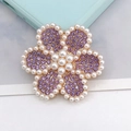 Vista detallada de un broche de flor con diamantes morados y perlas con baño de oro - Flor de Perla Púrpura (D1407)