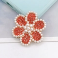 Detalle de dije de flor con diamantes naranjas y perlas blancas sobre base dorada - Flor de Perla Naranja (D1408)
