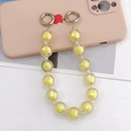 Détail de la chaîne perlée en acrylique jaune bonbon avec boucles à ressort argentées - Jaune (K1027)