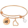 Détail d'un bracelet or rose avec disque gravé lettre B, cœur et breloque perle - Or Rose B