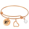 Vue détaillée d'un bracelet jonc or rose avec lettre C gravée, cœur et perle blanche - Or Rose C