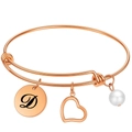 Détail d'un jonc en or rose avec disque lettre D, breloque cœur et perle blanche - Or Rose D