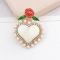 Élégant pendentif en cœur avec émail blanc, strass, perles et décoration de rose rouge - Blanc