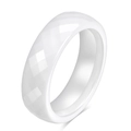 Minimalistische 6mm witte keramische ring met gefacetteerd oppervlak gezien vanuit een hoek van 45 graden - US 5 / Wit