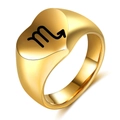 Bague Scorpion dorée avec plateau poli en forme de cœur et symbole gravé en noir - Or Scorpion
