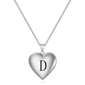 Detailopname van een zilveren hart medaillon ketting met een zwart gegraveerde letter D - Letter D