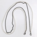 Chaîne de téléphone avec perles blanches et chaîne en métal gris foncé à mousquetons - Style Noir Fusil (K1966) / Double Chaîne Bandoulière
