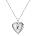 Gepolijste zilveren hart medaillon ketting met gegraveerde letter M aan een klassieke schakel - M