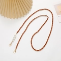 Eleganter Handyriemen aus goldener Metallkette und braunem Leder mit Perlendekor - Crossbody-Kette / Braun (K2228)