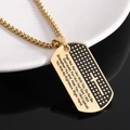 Primer plano de collar dog tag dorado de acero con cruz y versículo bíblico grabado - Dorado