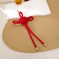 Detalle de colgante de nudo chino trenzado rojo hecho a mano con toques metálicos dorados - Estilo de Cuero de Gamuza (K5990)