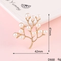 Broche de rama dorada con trece perlas blancas sobre un fondo rosa de estilo minimalista - Estilo Árbol de Perlas (D668)