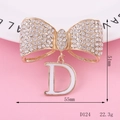 Colgante de lazo con strass brillantes y letra D sobre un elegante fondo rosa - 45*56mm / Lazo con Letra D (Blanco) (D124)
