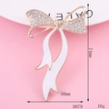 Elegante broche de lazo dorado con cristales blancos y esmalte, 74mm x 50mm - 45*56mm / Lazo de Cinta Blanca (D079)