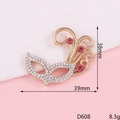 Goldene Maskeraden-Maskenbrosche mit weißen Kristallen und rosa Federakzenten - Blumenmaske (D608)