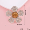 Détail macro d'une fleur de 42,5 mm en or rose avec strass en cristal blanc et jaune - Tournesol Petite Taille (D378)