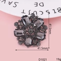 Détail macro d'une broche fleur en alliage et strass gris foncé de 41,5mm x 41,5mm - Fleur Strass Noir Fusil (D1021)