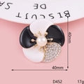 Vue macro de broche camélia avec pétales en émail noir et blanc et perle centrale - Fleur Perle Camélia Noir Blanc (D452)