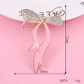 Broche de lazo de esmalte rosa con cristales blancos y corazón de oro, 74mm por 50mm - 45*56mm / Lazo de Cinta Rosa (D078)