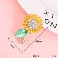 Vista detallada de un broche de girasol con esmalte verde y brillantes diamantes de imitación - Estilo Girasol (D225)