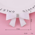 Accesorio de lazo en esmalte blanco con pedrería, 61mm x 40mm, modelo D128 - 45*56mm / Lazo de Esmalte Blanco (D128)