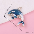 Detaillierte Ansicht eines Delfin-Anhängers mit Emaille und Strasssteinen, Größe 34x25mm - D217 Delphin