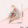 Vista macro de un broche de trébol con diamantes de imitación de colores y dimensiones - Estilo Hoja Colorida (D823)