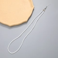 Lange weiße Perlen-Handykette mit Metall-Karabinerverschluss und dekorativen Perlen - Langer Umhängegurt / Weiße Jade (K6160)