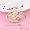 Eleganter Schwan-Anstecknadel mit rosa Katzenaugenstein und weißen Kristallen in Gold - Edelstein-Schwan (D203)