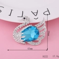 Detailansicht der Schwanen-Brosche mit blauem Kristall und Strass, Maße 45mm x 38mm - Vollbesetzter Diamant-Schwan (D222)