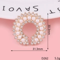 Dettaglio di una spilla a C dorata con perle bianche e strass scintillanti - Anello Circolare Oro (D262) / Senza Fibbia della Scarpa
