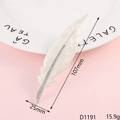 Detalle macro de broche de pluma en esmalte blanco con diamantes y medidas de 107mm x 25mm - Estilo Pluma Blanco Perla (D1191)