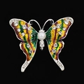 Detalle de un broche de mariposa en esmalte de colores con cristales y una perla blanca - Mariposa plateada