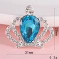 Spilla a corona d'argento con gemma blu a goccia d'acqua e strass bianchi brillanti - Corona di Gemma Blu / Blu