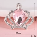 Dettaglio della spilla a corona con gemma a cuore rosa e misure 28mm x 31mm - Corona di Gemma Rosa / Rosa