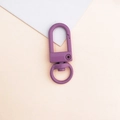 Gros plan d'un fermoir mousqueton en métal violet foncé avec une base rotative à 360° - 12*33mm / Violet