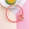 Dettaglio del portachiavi a bracciale con glitter rossi trasparenti e fibbia dorata - Rosso Anguria