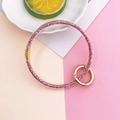 Dettaglio del portachiavi a bracciale in silicone rosa glitterato con chiusura dorata - Rosa Rossa