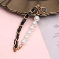 Détail de la chaîne en cuir et métal avec perles blanches et pendentif fleur de camélia - Avec Vis / Noir