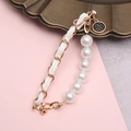 Modische Handyperlenkette mit weißem Lederband und eleganter Kamelienblüte als Anhänger - Mit Schrauben / Weiß