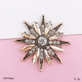 Vintage starburst brooch with crystals and gold metal, measures 39x39mm and weighs 8.5g - Champagne Star Style (D1949)